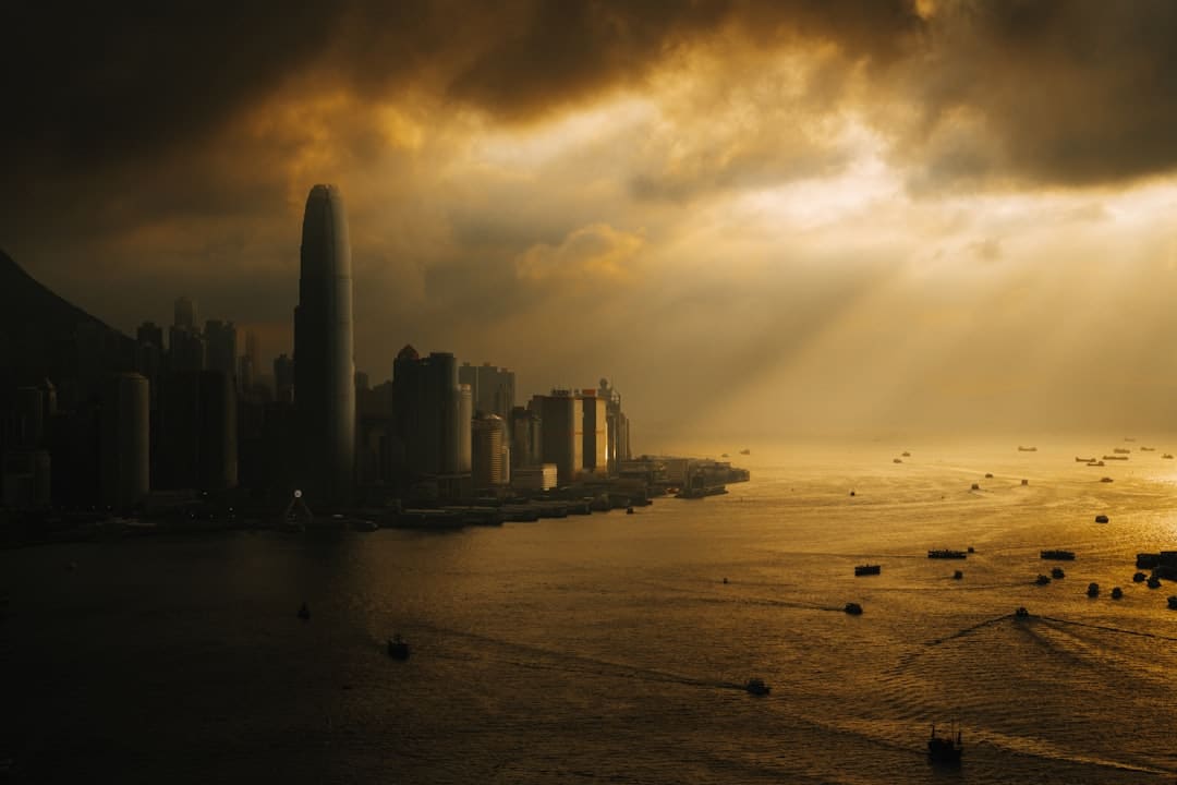 盯着拾荒老人不放，是怜悯？还是想遮羞？